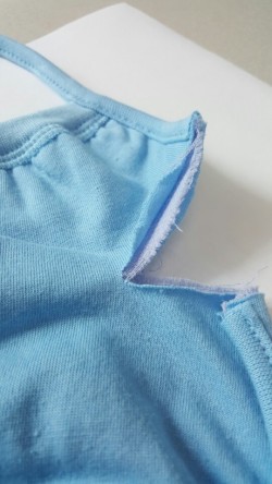 연구팀이 개발한 항균 마스크에는 겉감 안에 바이오세라인으로 염색한 3중 필터가 들어있다 - 울산과학기술원 제공